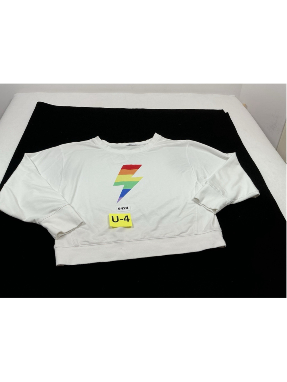 Womans Excellent Sweet Romeo Long Sleeve Pullover Cropped Top Medium White